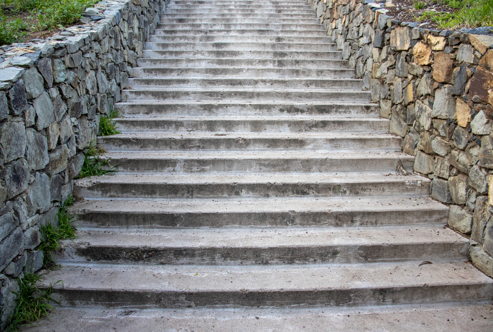Construire un escalier de jardin en pierres naturelles