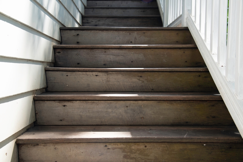 Découvrez les étapes de construction d'un escalier extérieur en palettes