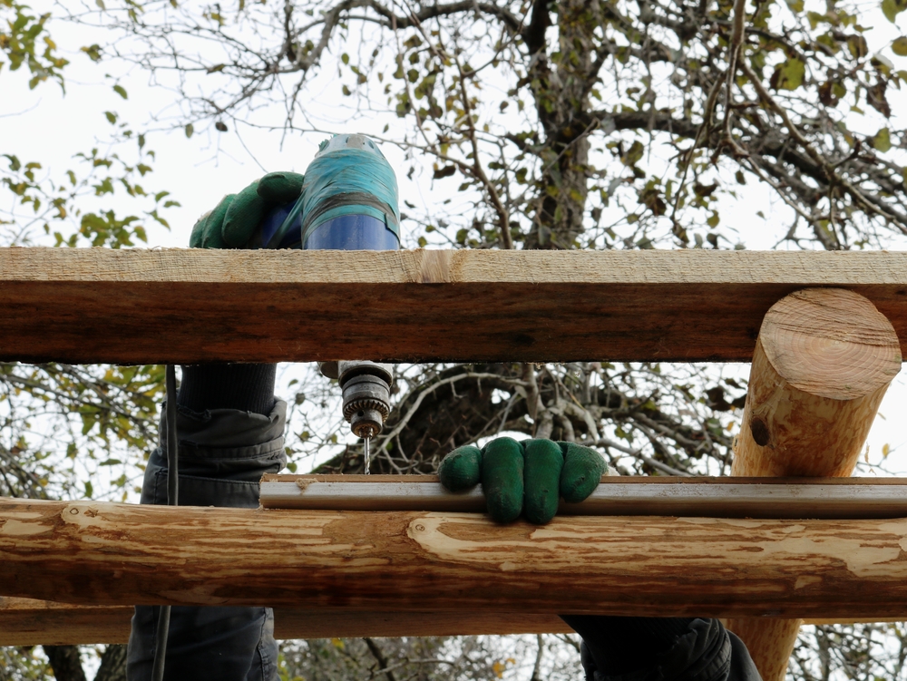 Installer des marches en rondin de bois