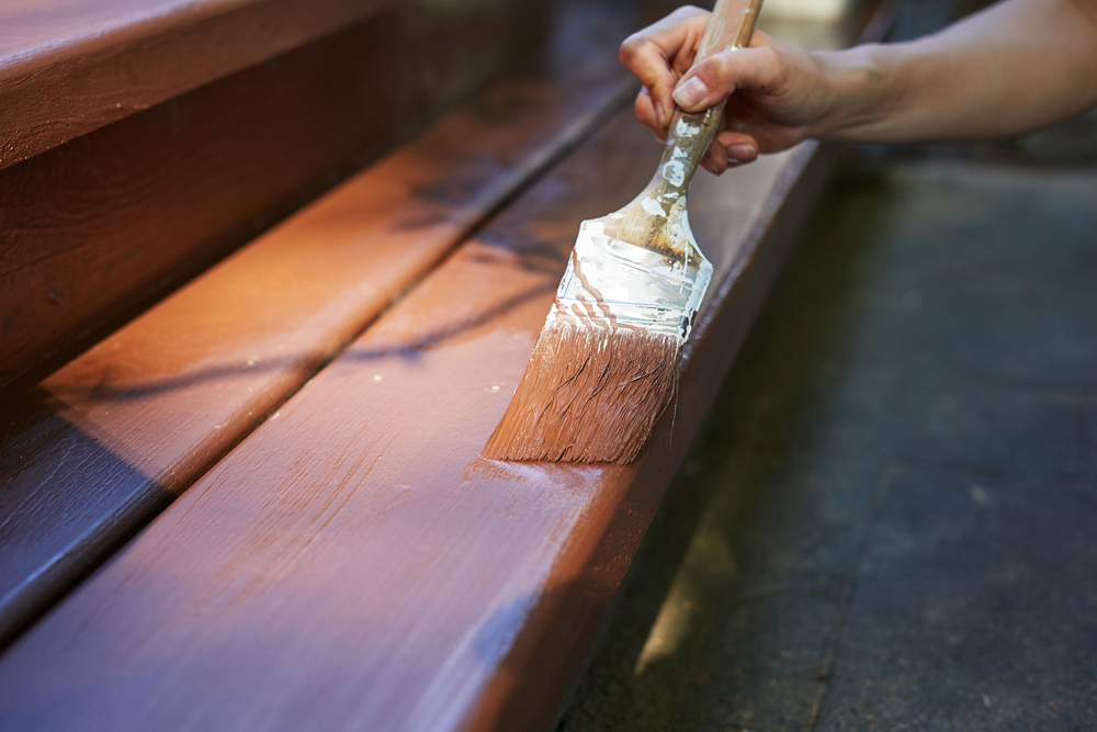 Un DIY détaillé pour peindre vos escaliers extérieurs